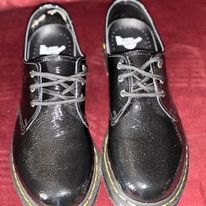 Slightly worn patent leather Doc Martens. Sz 10
